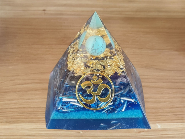Orgonite pyramide bleu OM